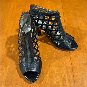 Sofft Black Strappy Zippered 4” Heeled Leather Sandals Women’s 12